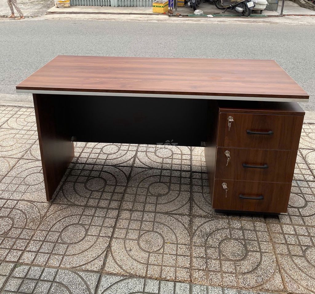 Bàn giám đốc Gỗ công nghiệp Nâu 1m4 3 hộc kéo. Mua bán Bàn ghế tại Quận Tân Bình Tp Hồ Chí Minh được đăng bởi TỦ KỆ TRƯNG BÀY hình 1