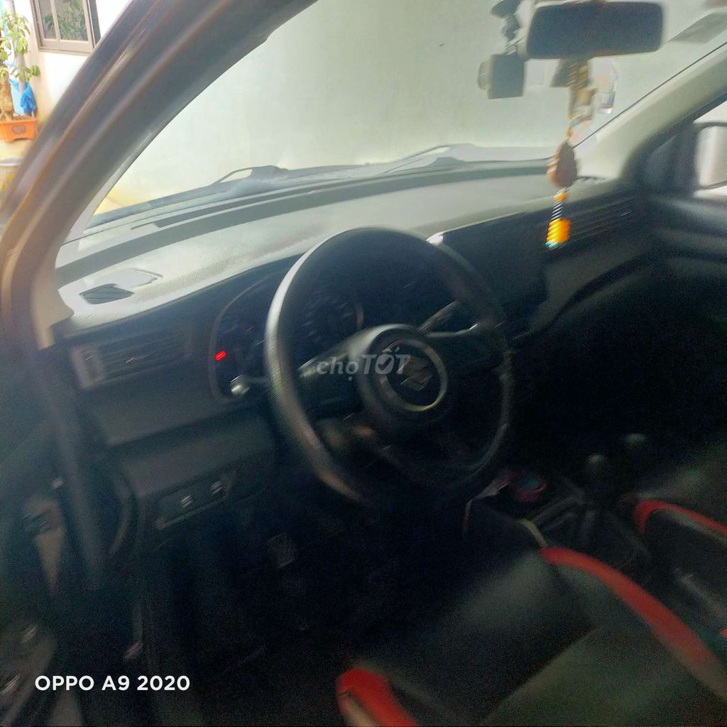 Suzuki Ertiga, 7 мест, черный бензин