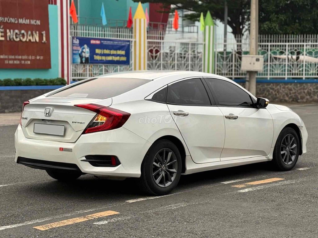 Honda Civic 10-го поколения, версия G, 2021, белый, пробег 90 тыс. км