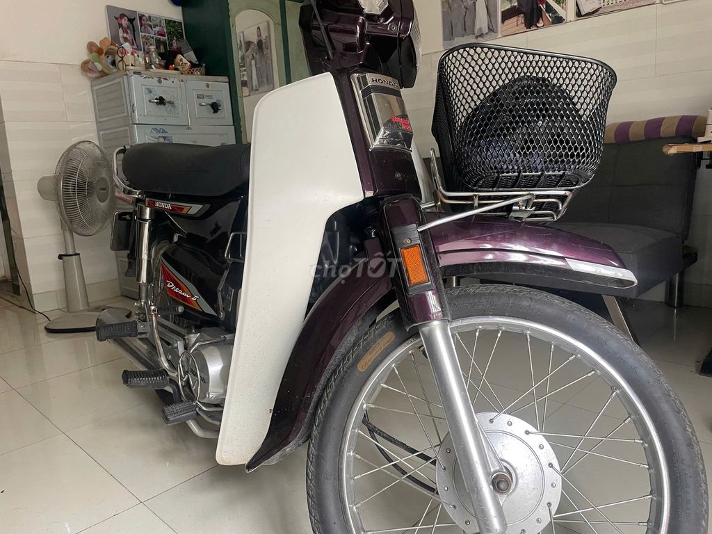 Honda Dream II коричневые, белые номера автомобилей