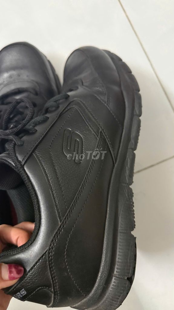 Giày sneaker Skechers Nam Đen size 44. Mua bán Giày dép tại Quận 4 Tp Hồ Chí Minh được đăng bởi Nguyễn Trinh hình 1
