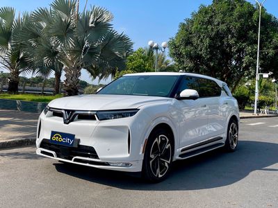 Vinfast VF9 Plus 2023 - Màu trắng - 2v8km - BSTP