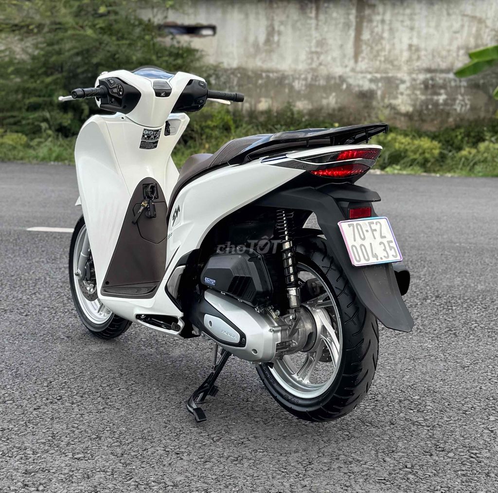 Honda SH 160i ABS 2023 Trắng 8000 km. Mua bán Xe máy tại Quận Gò Vấp Tp Hồ Chí Minh được đăng bởi CHXM 86 chuyên bán xe trả góp hình 4
