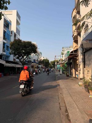 Nhà phố 140 m² · 5 PN · Đường Phạm Văn Chí