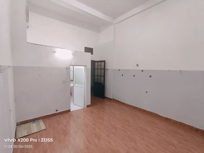 Phòng không nội thất nhà vệ sinh riêng
