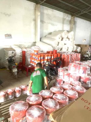[KO CẦN KN] 3 LAO ĐỘNG PHỔ THÔNG ĐỨNG MÁY ÉP NHỰA