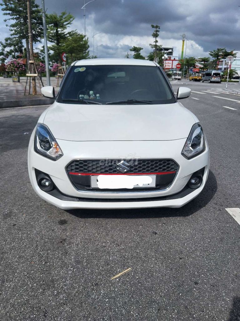 Suzuki Swift 2019 белый 5 мест 73 811 км