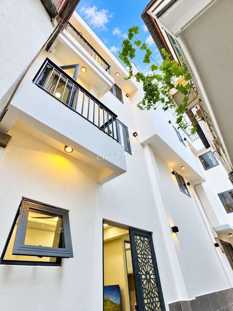 4 этажа + терраса, 4 сп, 6 санузлов, участок 42м², 3 дома от дороги