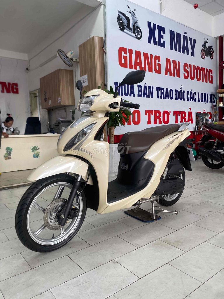 Honda Vision 110 đk 2024 màu vàng đen BSTP. Mua bán Xe máy tại Quận 12 Tp Hồ Chí Minh được đăng bởi Xe Máy Hoàng Giang An Sương  hình 2