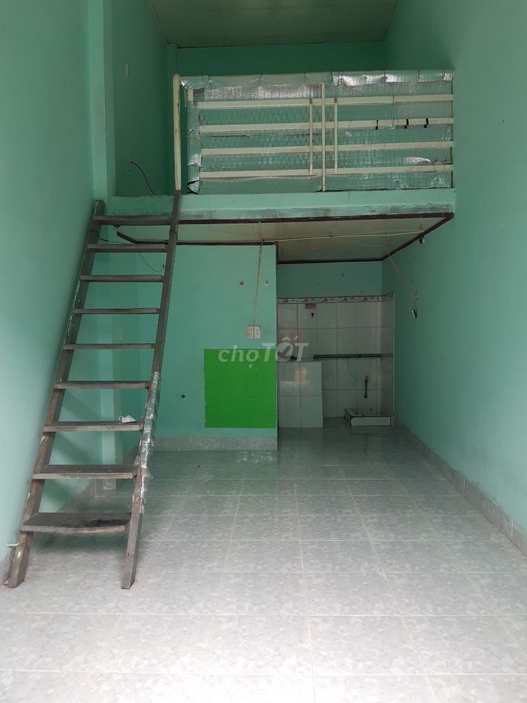 Комната на улице Ле Лой