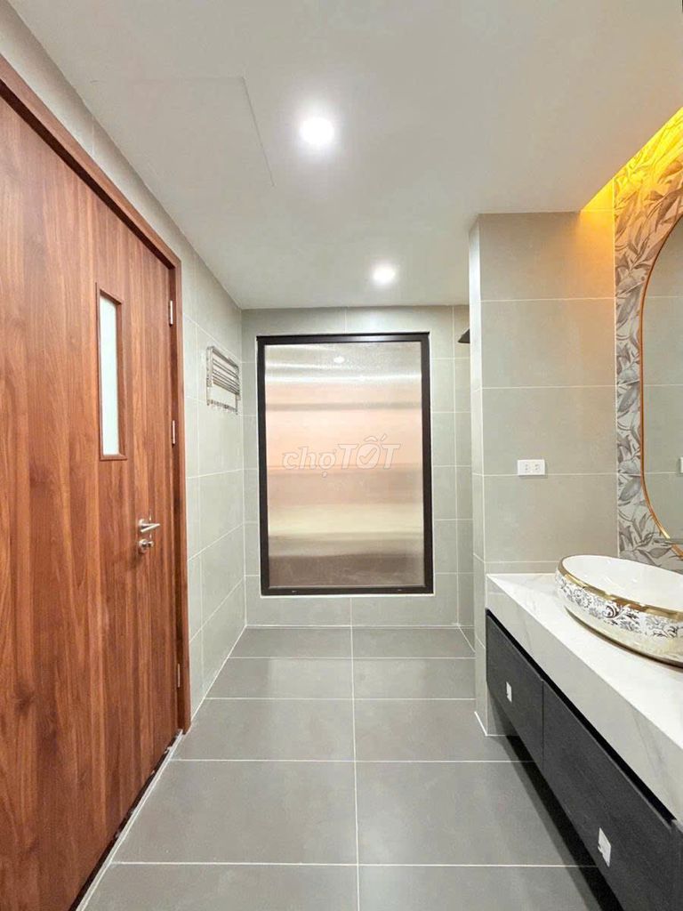 Дом с монолитным каркасом 6.5 этажей в переулке Зиен Хоанг Кау, 60м²