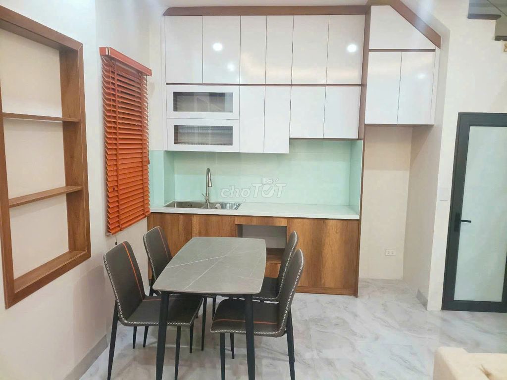 Cho thuê nhà đẹp Xuân La: 35m2, 5 tầng, full nội thất, 15tr