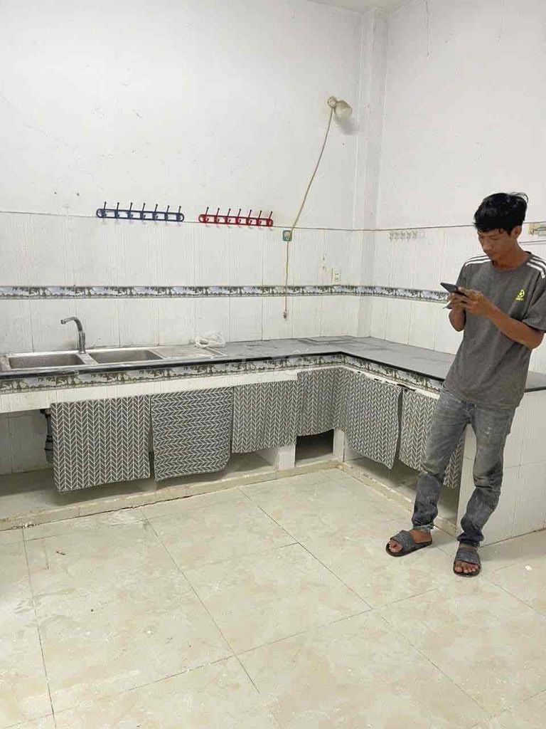 cho thuê nhà 2pn 1wc hẽm ba gác, nhà mới sơn phết, sửa chữa, an ninh