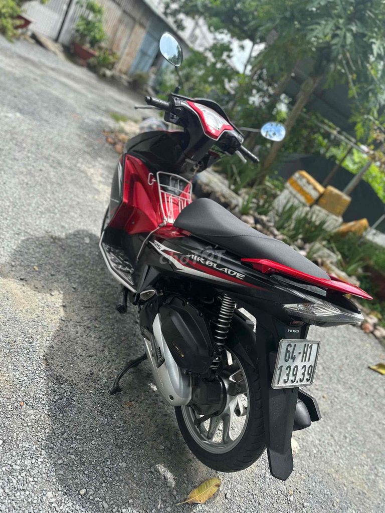 HONDA AIR BLADE 2014. bs víp 139.39. chính chủ bán. Mua bán Xe máy tại Thành phố Vĩnh Long Vĩnh Long được đăng bởi Lê Công hình 3