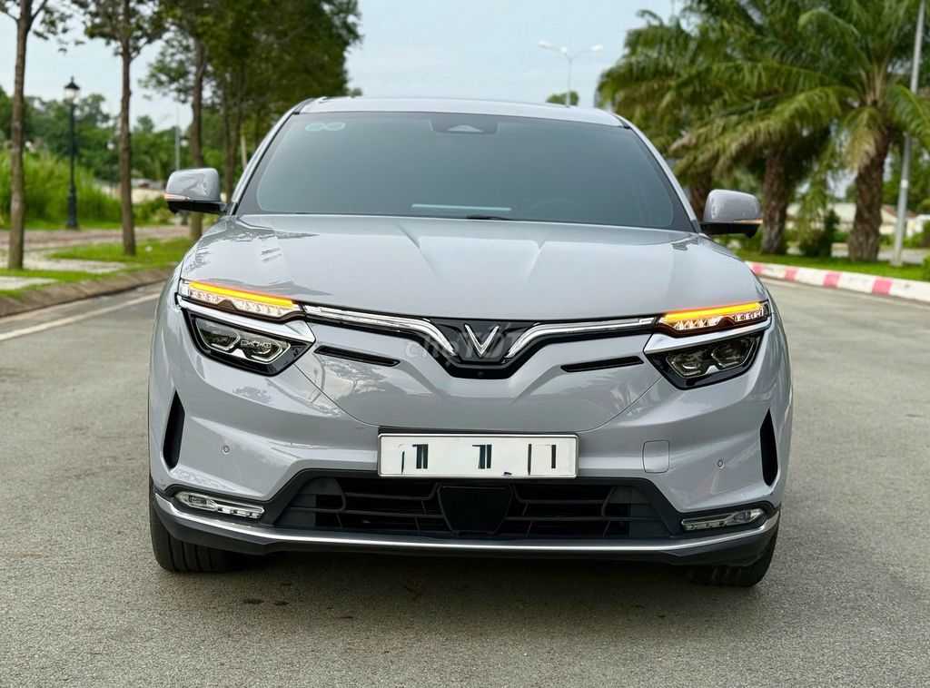 VINFAST VF8 PLUS 2025 Стеклянная крыша Есть автокредит