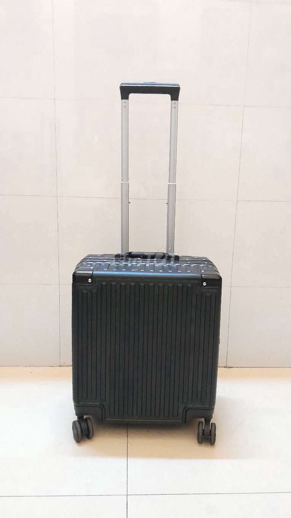 Vali kéo size20 dạng hộp  kiểu Rimowa. Mua bán Túi xách tại Quận Đống Đa Hà Nội được đăng bởi Phạm văn Thanh hình 1