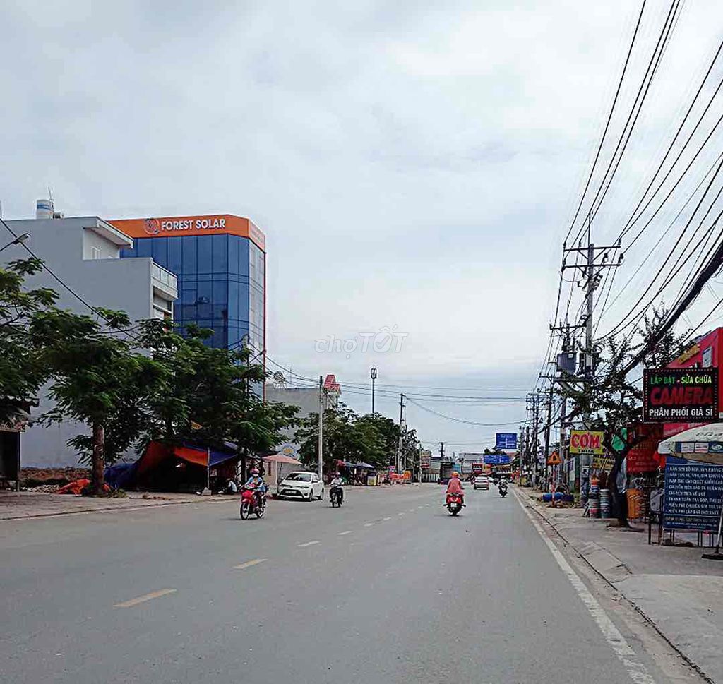 Mặt tiền đường Hoàng Hữu Nam, P. Tân Phú: 6x38m.