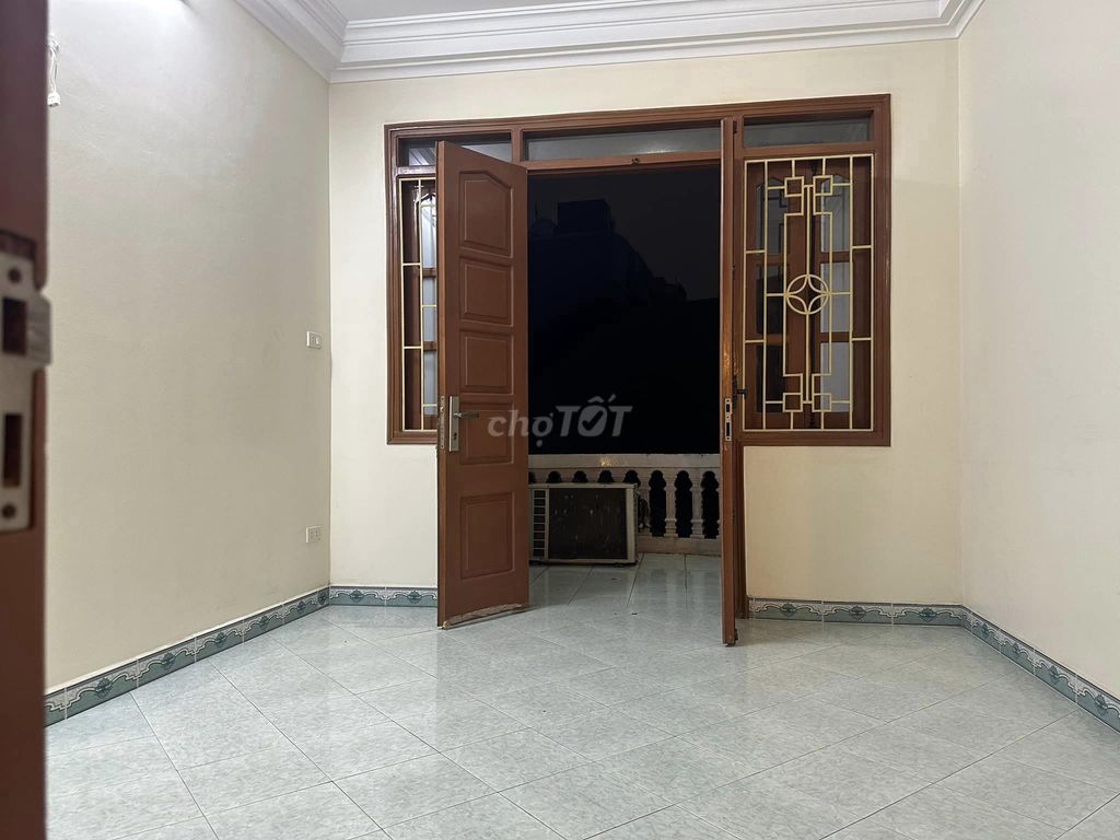 cho thuê nhà riêng ngõ 255 Nguyễn Khang, 35m2x4,5 tầng,3PN