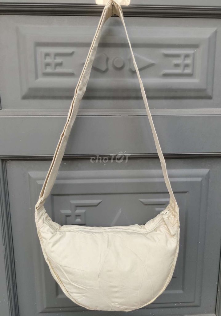 Túi đeo chéo Uniqlo Polyester Nhiều màu. Mua bán Túi xách tại Thành phố Thuận An Bình Dương được đăng bởi Mê Vintage hình 1