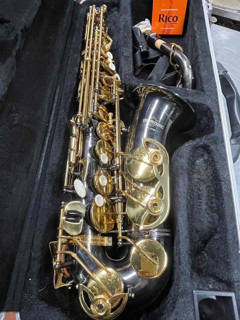 tôi cần pass lại cây Saxophone