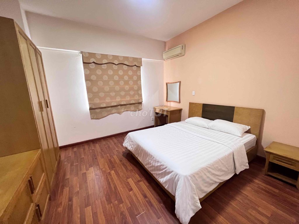 Cho thuê căn hộ 3 ngủ mặt đường Văn Cao giá rẻ nhất thị trường