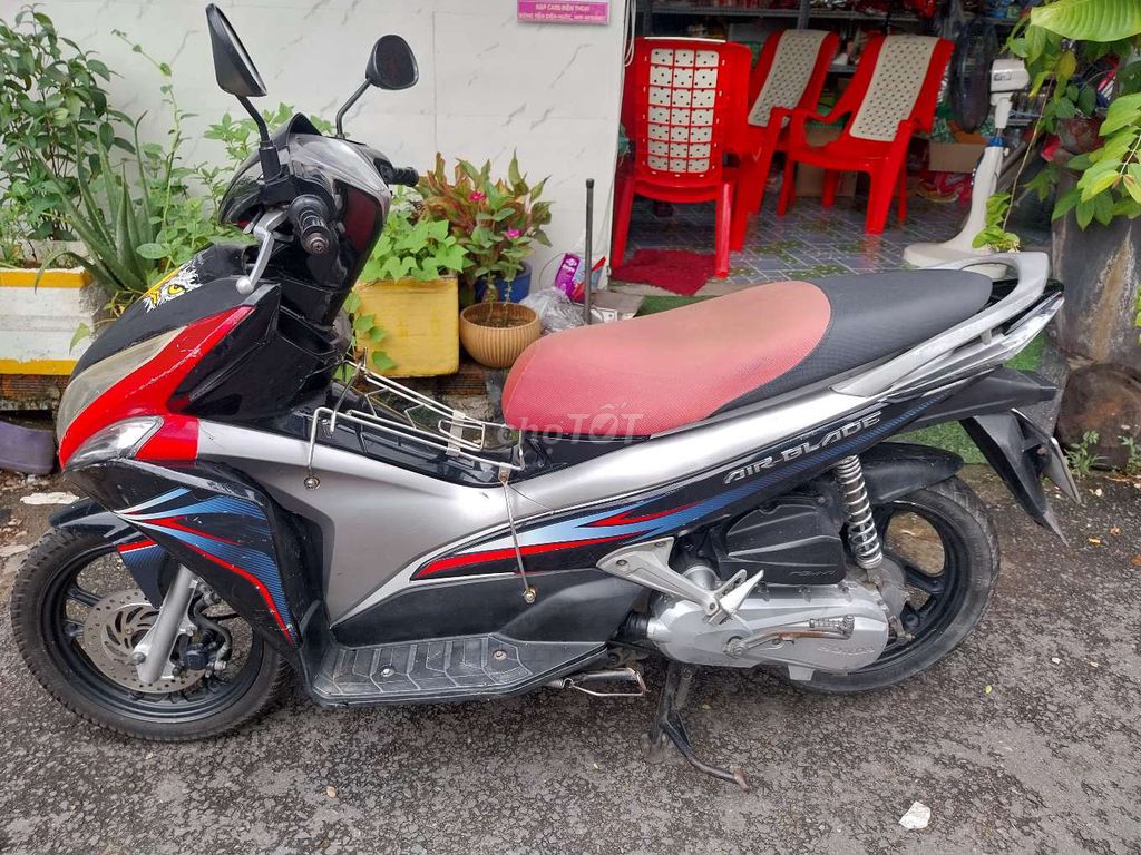 Honda Air Blade 2024 красно-черно-серебристый