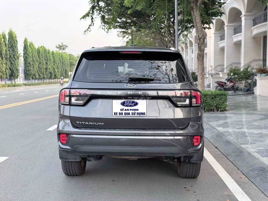 Ford Everest Titanium Xám 7 chỗ 30575 km. Mua bán Ô tô tại Thành phố Dĩ An Bình Dương được đăng bởi Trung tâm xe qua sử dụng Di An Ford hình 3