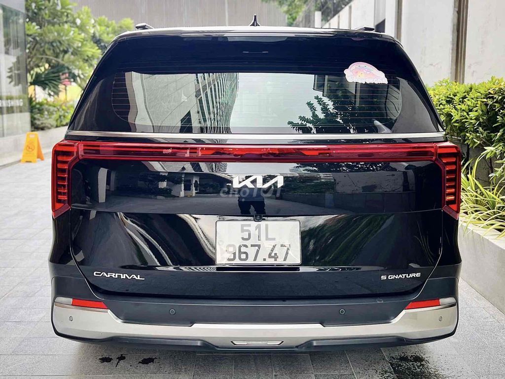 Kia Carnival 2025 2.2D Signature Черный/Коричневый 32.000км