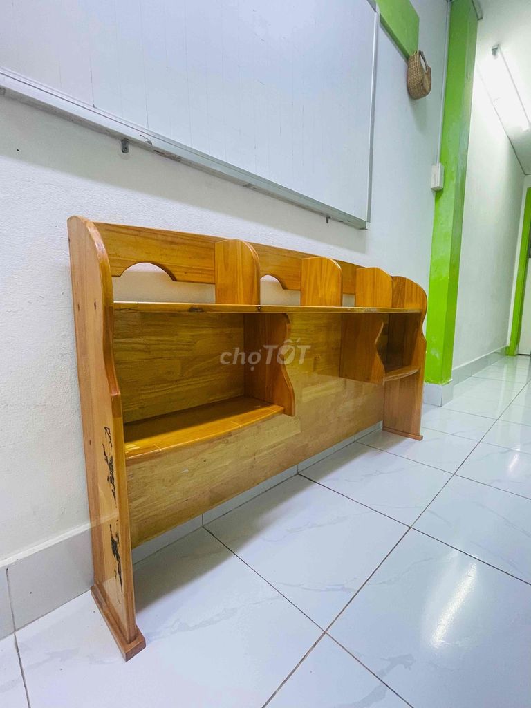 Kệ sách gỗ treo tường màu vàng gỗ. Mua bán Tủ, kệ gia đình tại Quận Gò Vấp Tp Hồ Chí Minh được đăng bởi Ly Ly hình 1