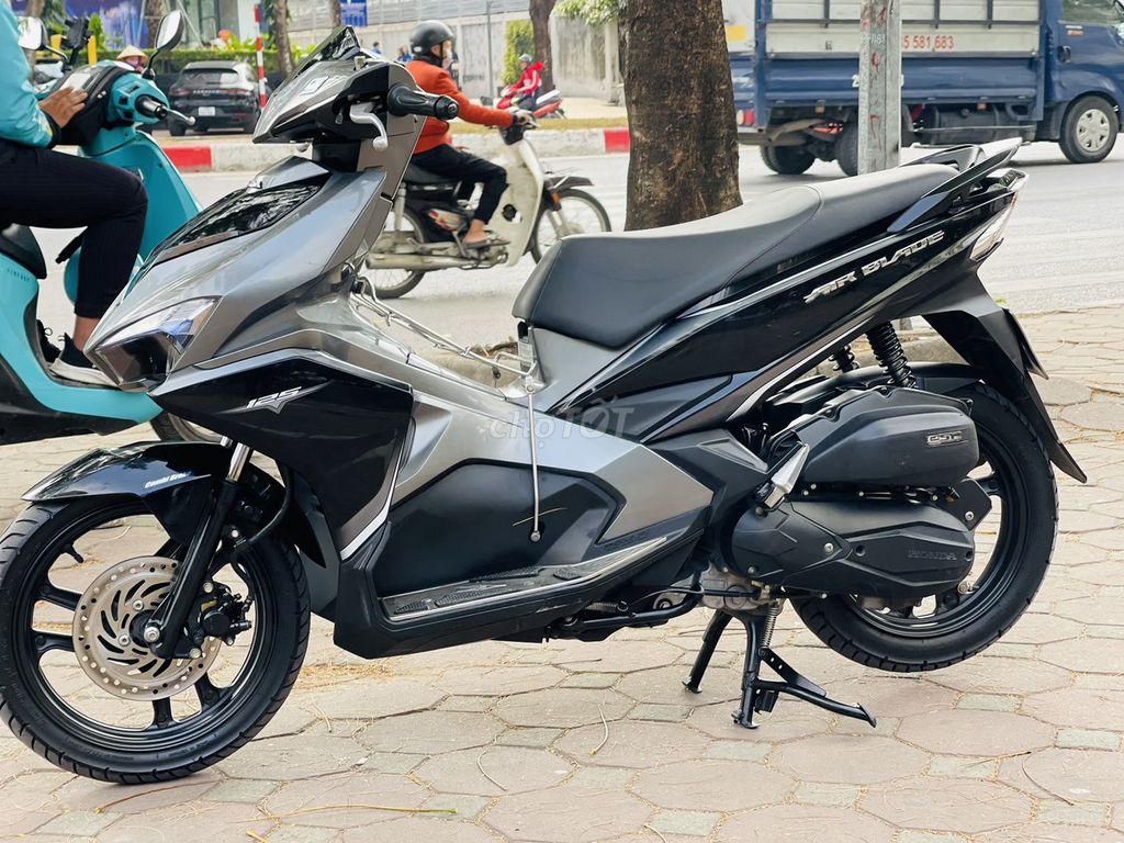 Honda Air Blade черный серый 125fi Красивая автомобильная машина