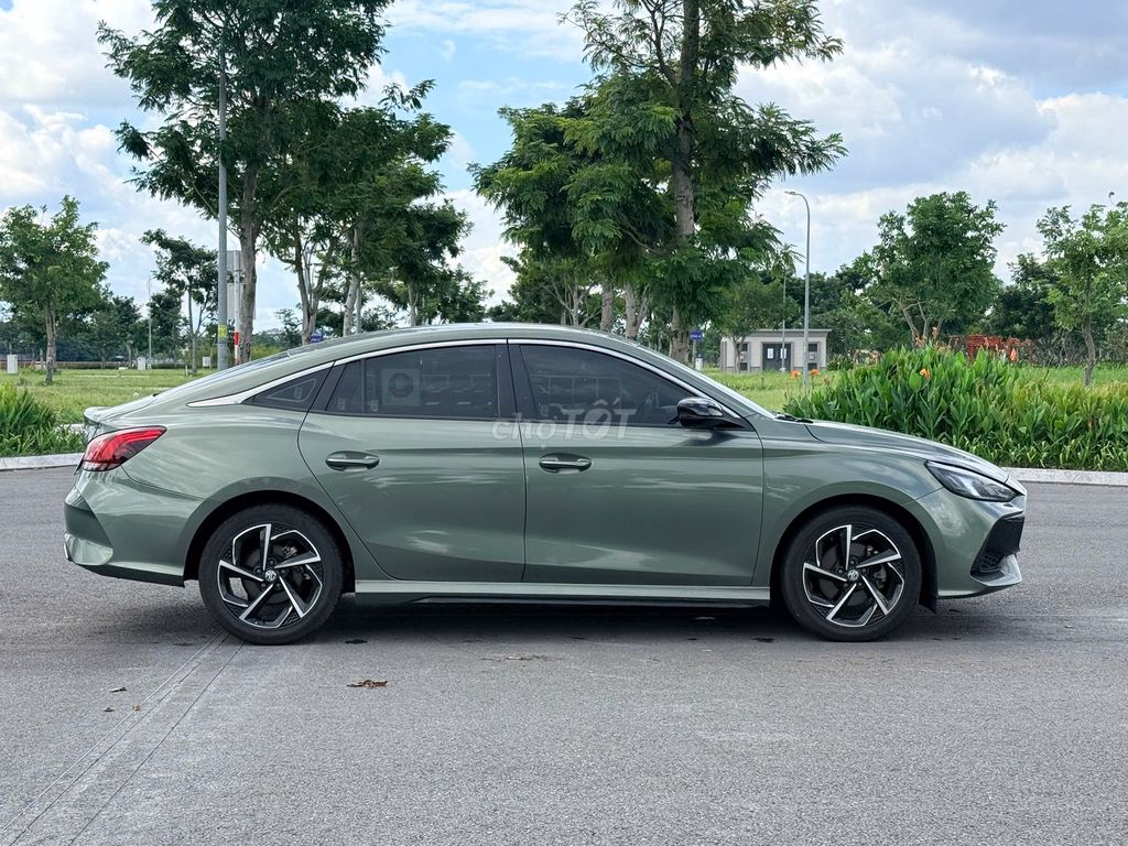 MG 5 Luxury 1.5AT 2022 синий 56 000 км дилерское обслуживание