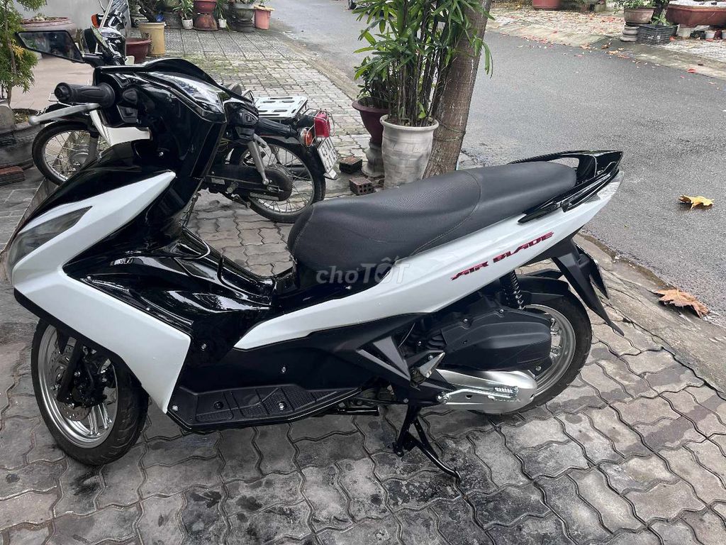 Honda Air Blade 2014 Trắng đen. Mua bán Xe máy tại Quận Cẩm Lệ Đà Nẵng được đăng bởi Phước Tài hình 4