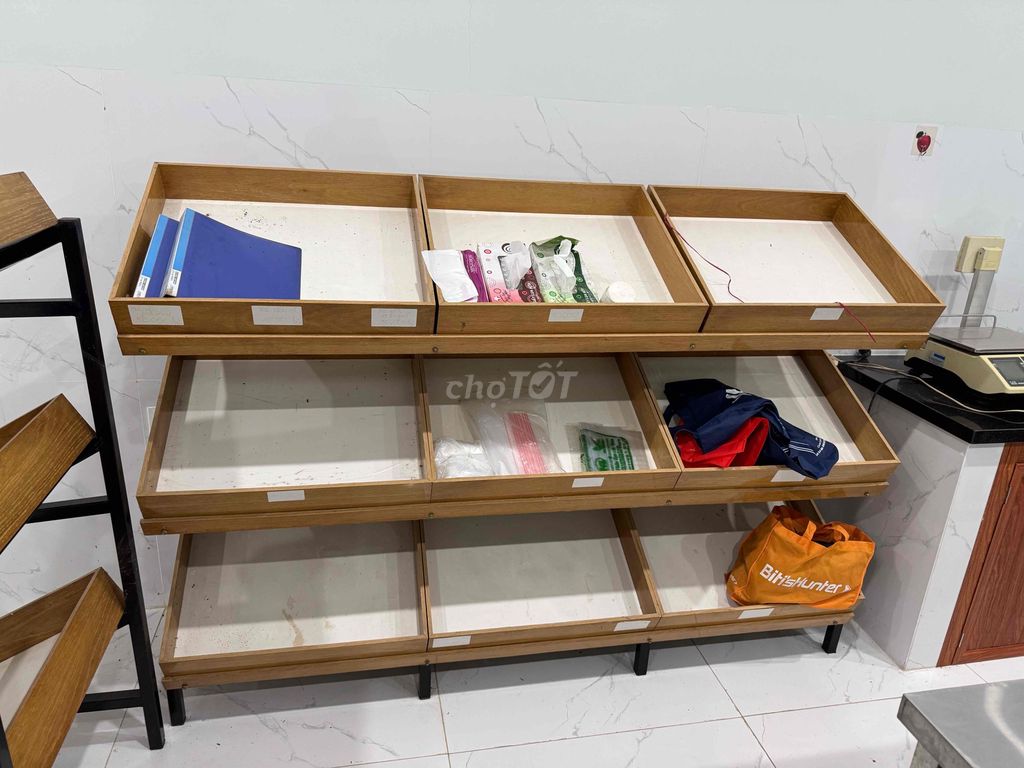 Kệ trưng bày gỗ hiện đại. Mua bán Tủ, kệ gia đình tại Thành phố Bà Rịa Bà Rịa - Vũng Tàu được đăng bởi Phạm Thiên Trường hình 1