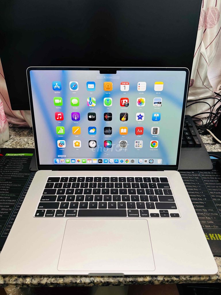 MacBook Air 15 inch M2 2023 Mới Sạc 20 Lần ạ