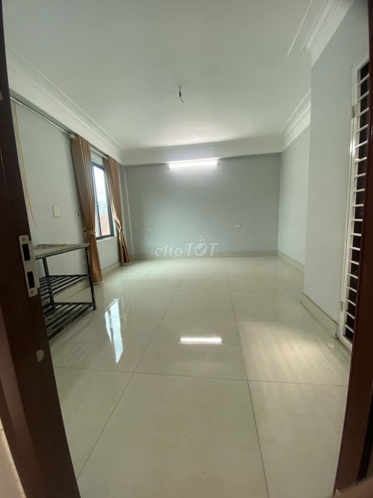 Cho thuê căn hộ mặt đường Thạch Bàn