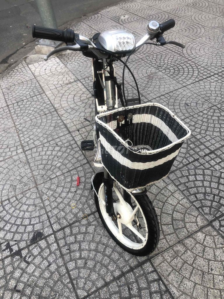 Xe đạp điện Yamaha màu Trắng Đỏ còn tốt. Mua bán Xe điện tại Quận 4 Tp Hồ Chí Minh được đăng bởi Nguyễn Nghiêm Dũng hình 3
