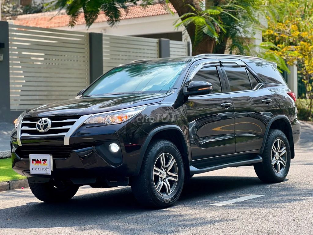 Toyota Fortuner 2019 цвет Рубин — коричневый салон