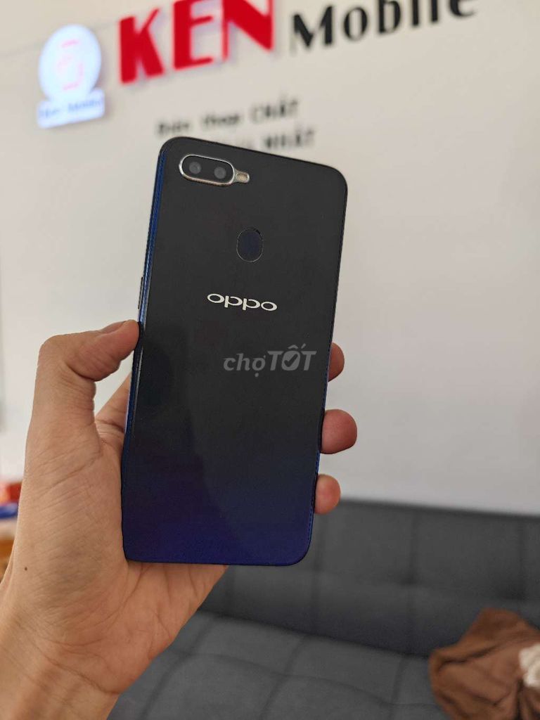 Oppo f9. 4/64. Cân game lq tốt.