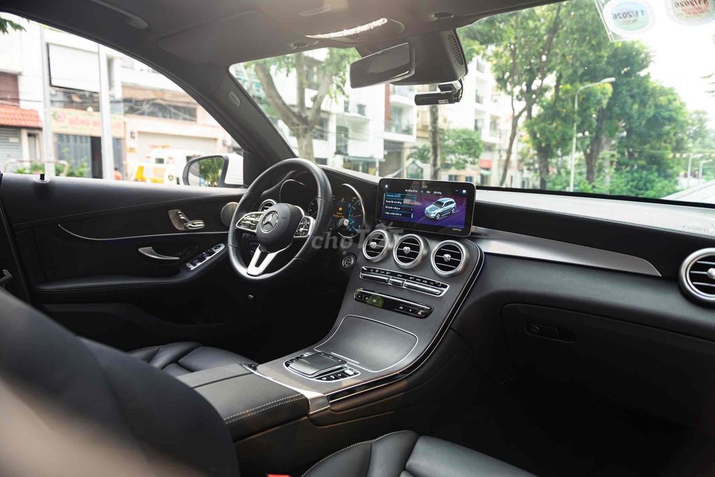 Mercedes GLC300 4Matic Model 2022 - Trắng/Đen. Mua bán Ô tô tại Quận 7 Tp Hồ Chí Minh được đăng bởi Thật Nguyễn LongAnh Auto hình 5