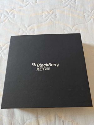 Hộp, cáp, sạc, tai nghe BlackBerry key 2 mới tinh