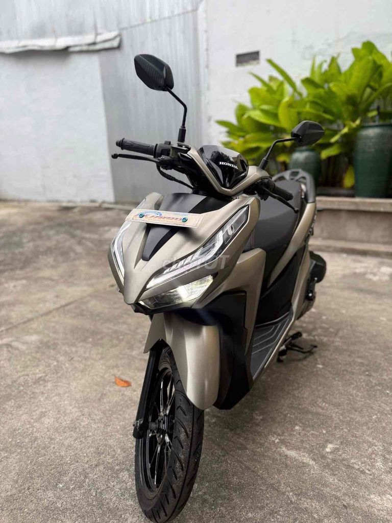 Honda Vario 150 песочно-желтый скутер