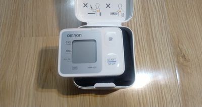 Máy đo huyết áp cổ tay Omron HEM6121- xtay Nhật JP