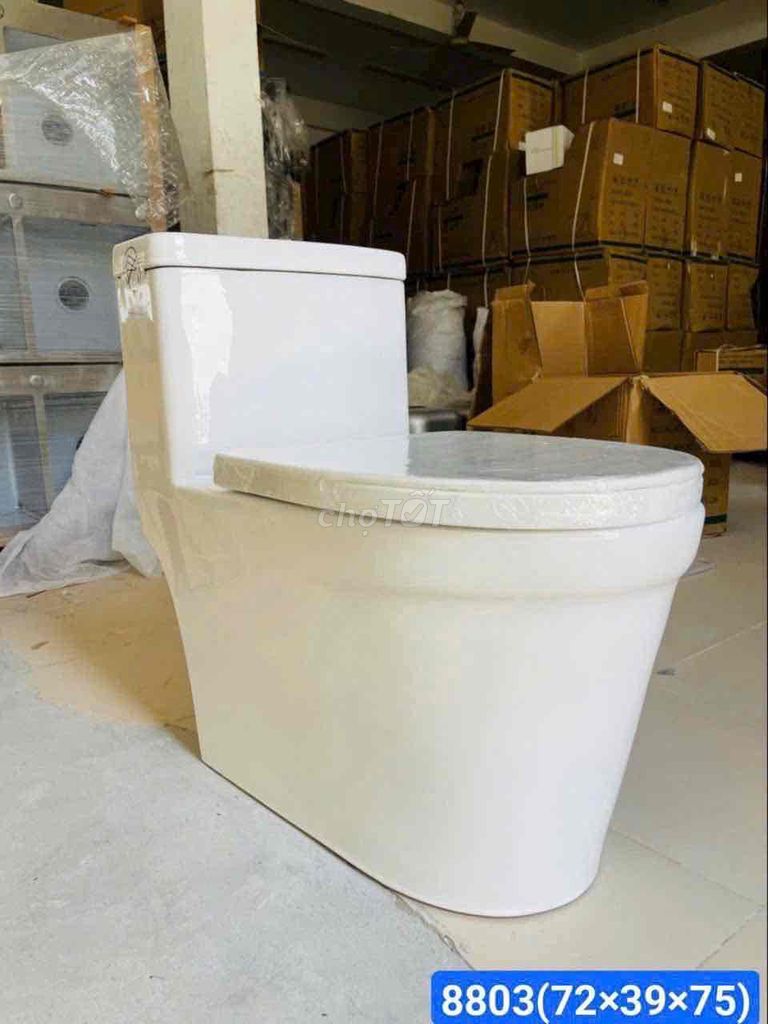 Bồn cầu trắng 8803 kích thước 72x39x75 mới 100%. Mua bán Thiết bị vệ sinh, nhà tắm tại Quận Cẩm Lệ Đà Nẵng được đăng bởi Tổng kho buôn sĩ Sen Vòi nội thất Đà Nẵng hình 1
