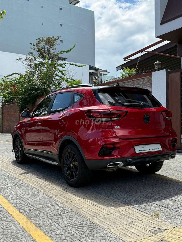 MG ZS Luxury 2022 Красный 5 мест
