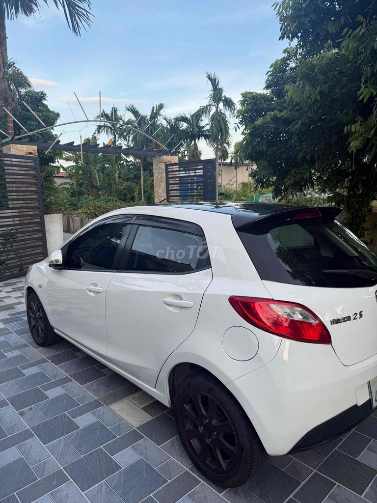 Mazda 2S 2013 белый хэтчбек