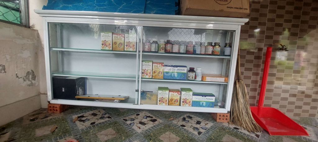 Tủ trưng bày nhôm kính Trắng. Mua bán Tủ, kệ gia đình tại Huyện Hòa Vang Đà Nẵng được đăng bởi Nhân Phan hình 1