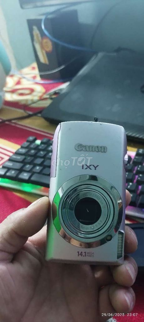 Lục tủ ra 3 máy ảnh như hình