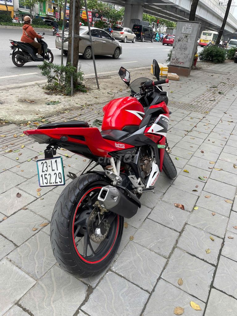 Cần bán Honda CBR150R đời 2016 màu đỏ trắng. Mua bán Xe máy tại Quận Cầu Giấy Hà Nội được đăng bởi Nguyễn Thái hình 4