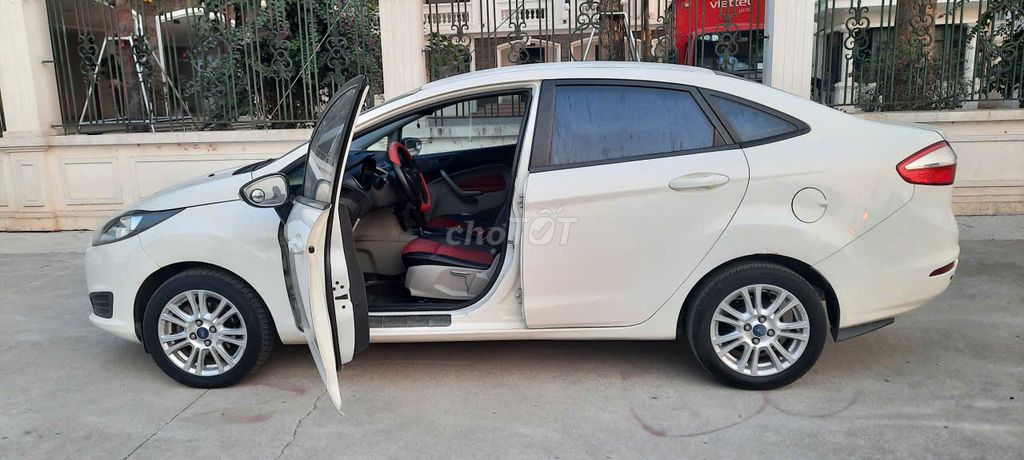 Ford Fiesta 2015 số tự động màu trắng. Mua bán Ô tô tại Huyện Đông Anh Hà Nội được đăng bởi LeXuan hình 6
