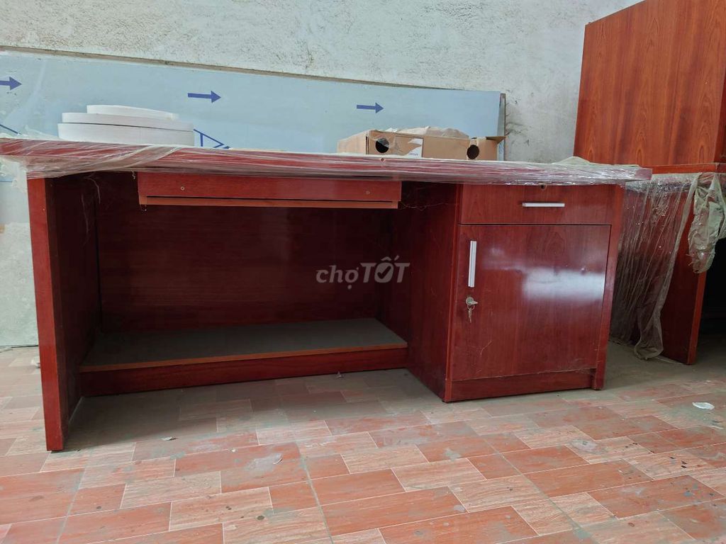 Bàn làm việc Gỗ cao su ghép Nâu đỏ Sơn PU. Mua bán Bàn ghế tại Thành phố Đồng Xoài Bình Phước được đăng bởi Tuấn Kiệt hình 1